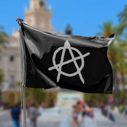 bandera anarquia negra con el simbolo de la anarquia en blanco en el centro ondeando en una plaza