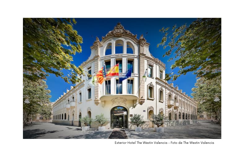 imagen de la fachada con banderas del hotel Westin en Valencia